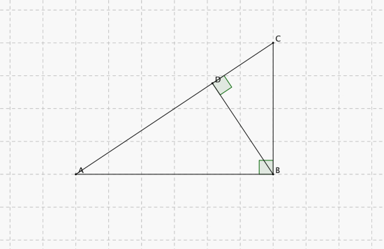 En stor rettvinklet trekant ABC der B = 90 grader. En normal er felt fra B på AC og skjæringspunktet heter D. Ny rettvinklet trekant CDB der D = 90 grader.